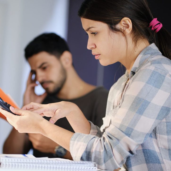 Couple remplissant leur declaration fiscale Taxation Ordinaire Ultérieure