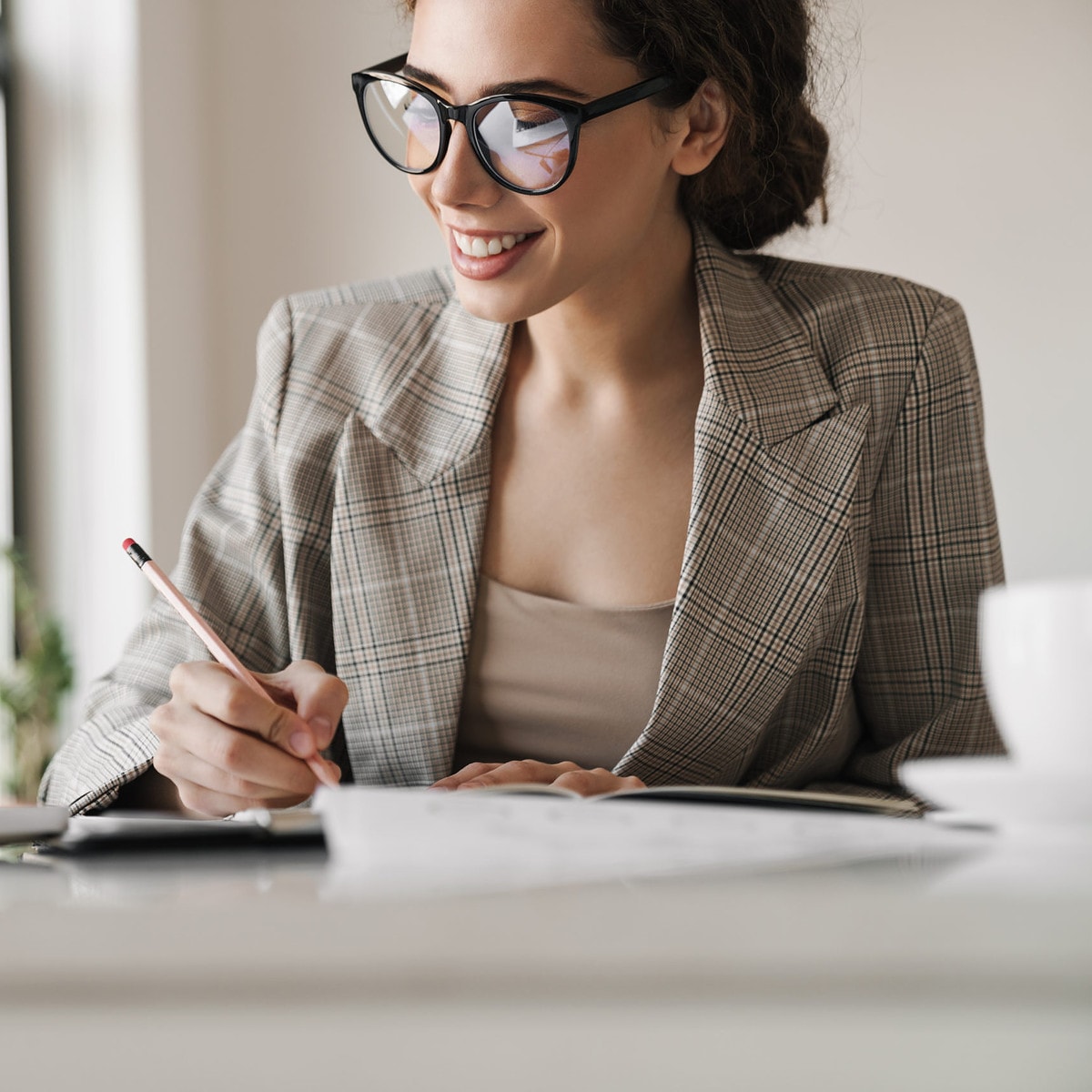 Astuces pour économiser sur sa déclaration d’impôt en Suisse Femme remplissant sa déclaration d'impôt en Suisse