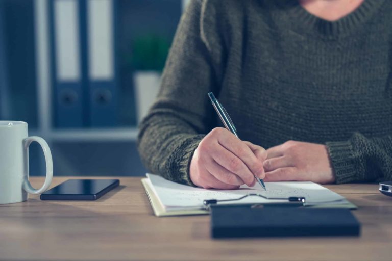 Femme remplissant le formulaire de changement d'adresse auprès de son assureur.