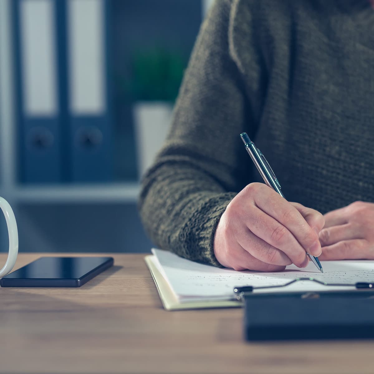 Annoncer un changement de situation à son assureur. Femme remplissant le formulaire de changement d'adresse auprès de son assureur.