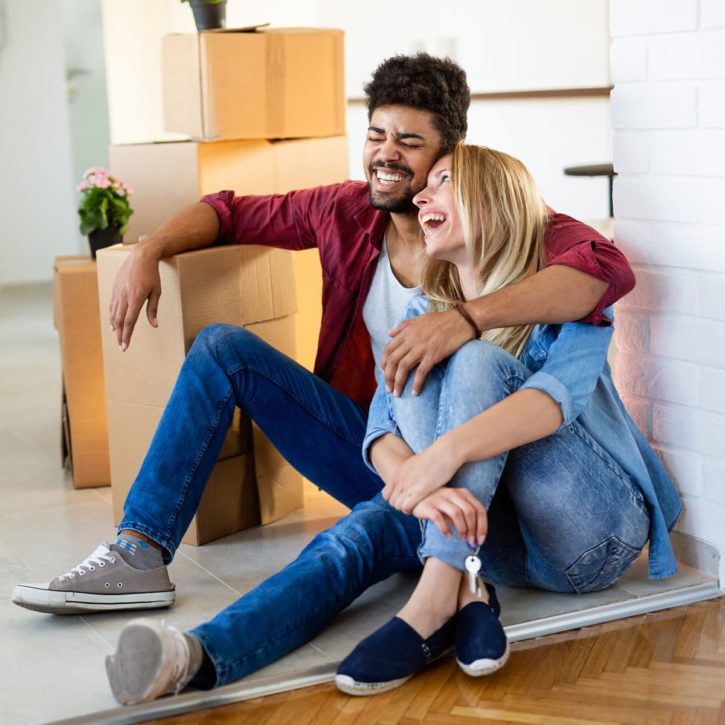 Heureux couple venant d’emmenager après avoir trouvé le meilleur financement pour leur crédit immobilier. Trouver le meilleur financement pour un bien immobilier