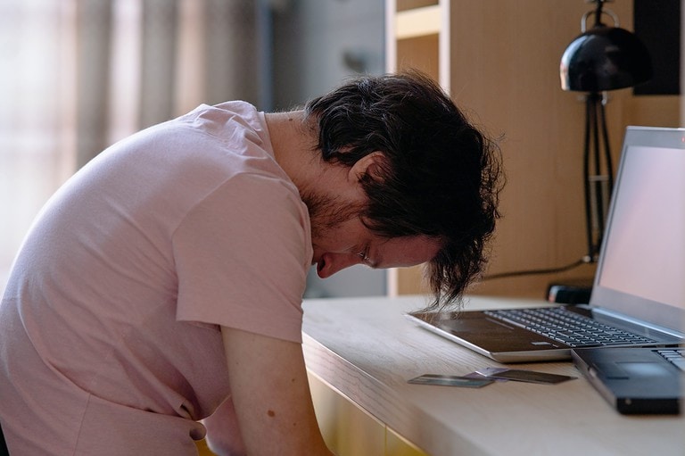 Assuré suisse désespéré, cherchant des informations sur les délais de carence en Suisse.