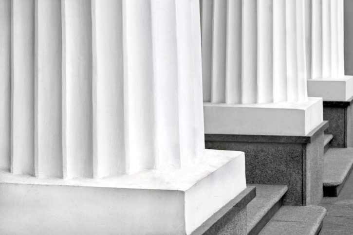 Classical black and white greek columns in a row 3ème pilier assurance solution d'assurance-vie et prévoyance