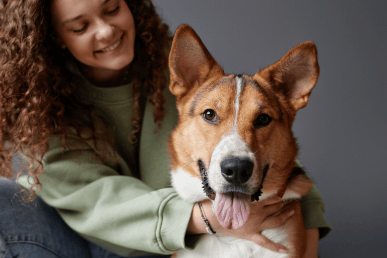 Un chien et son propriétaire heureux d'avoir souscrit l'assurance animaux